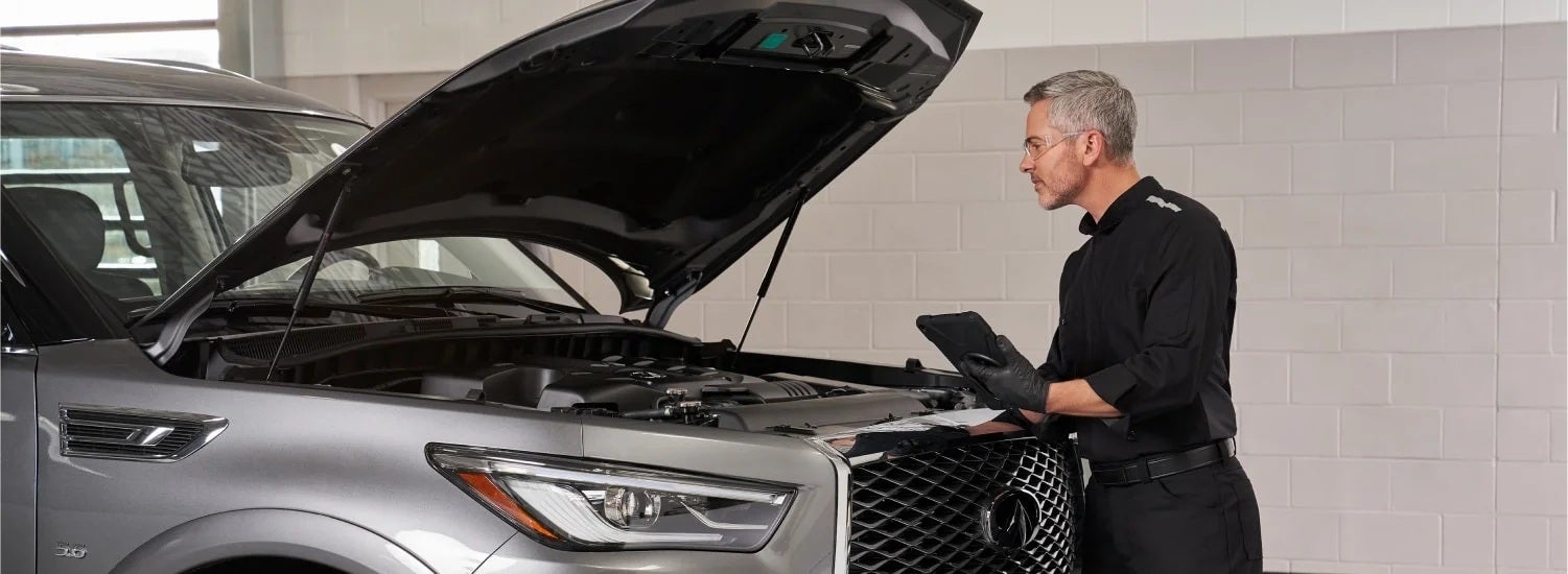 Asesor de Servicio Profesional INFINITI atendiendo a domicilio